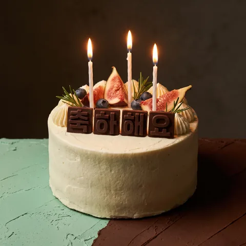초 켠 케이크 · 케이크 민트 초코 · 케이크 미니멀 컬러 배경