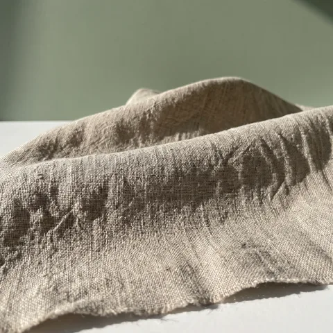옆빛에 드러난 원단 결 · 원단 세이지 · 원단 스튜디오 흰 배경