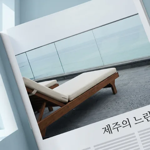 창가 햇살 위 잡지 · 지면 차가운 빛 · 지면 미니멀