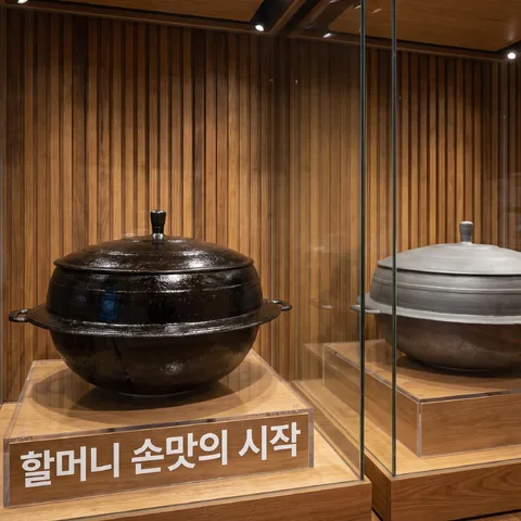 双展柜对比 · 展览原木 · 展览3D渲染
