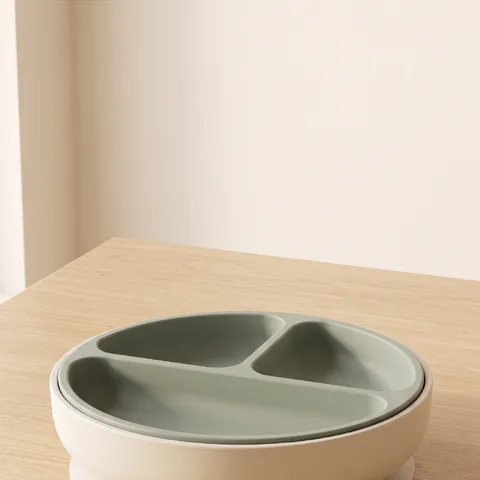 쏟을 걱정 없는 흡착 식판