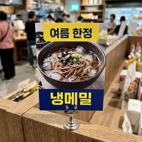 棚端のショーカード · POP イエロー · POP 店内スナップ