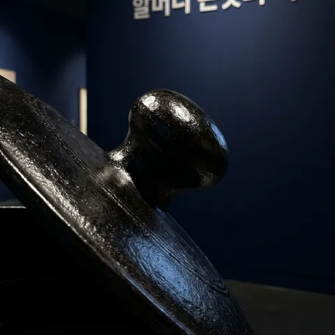 暗室单点照明 · 展览藏青墙 · 展览微距