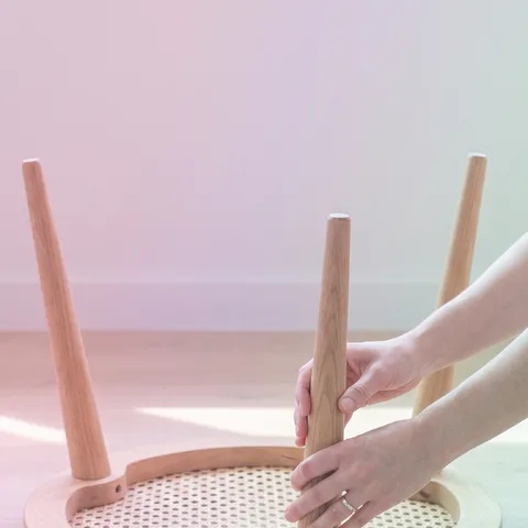 도구 없이 돌려 끼우는 다리