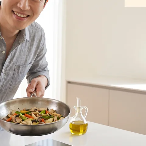 顔左 · テキスト右