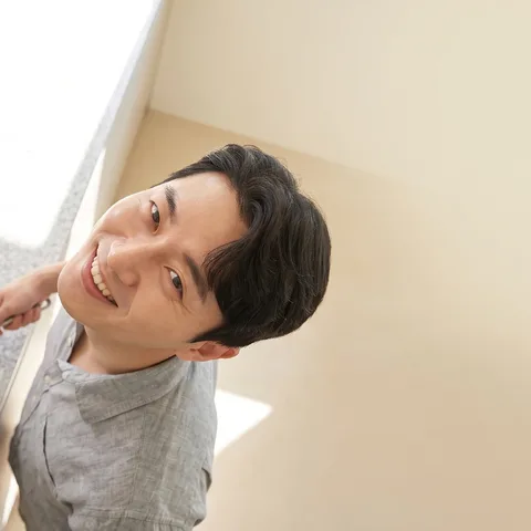 얼굴 좌 · 텍스트 우