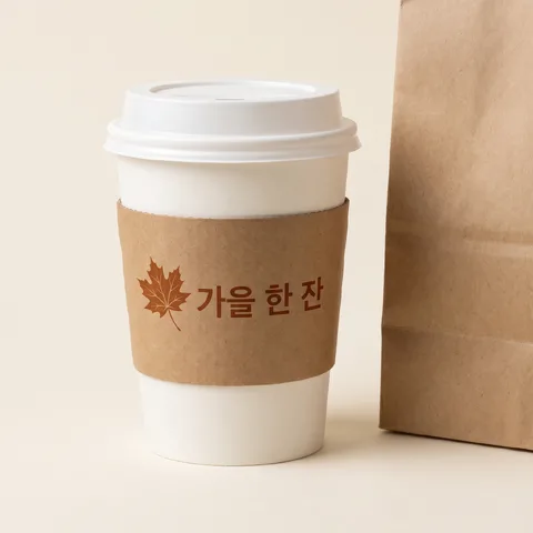 종이 쇼핑백과 컵 · 컵 크림 · 컵 미니멀