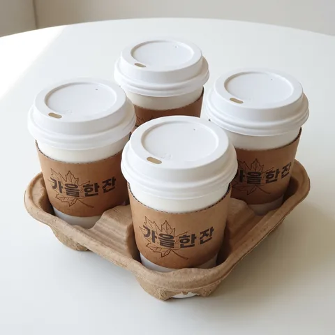 캐리어에 꽂힌 컵 넷 · 컵 화이트 · 컵 일상 스냅