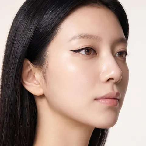 Cat-eye liner look