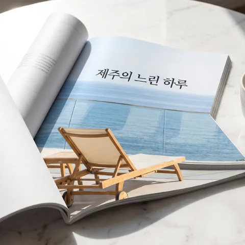 커피와 함께 펼친 잡지 · 지면 화이트 · 지면 시네마틱