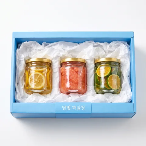 얇은 종이 속 구성품 · 선물 스카이 화이트 · 선물 스튜디오 흰 배경