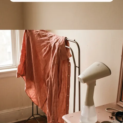 面对缠绕电线和皱衣服的叹息