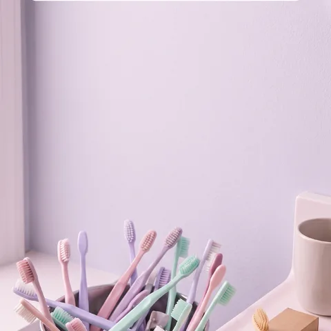 堆滿垃圾桶的塑膠牙刷