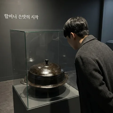 俯身观看的观众背影 · 展览暗色展厅 · 展览极简